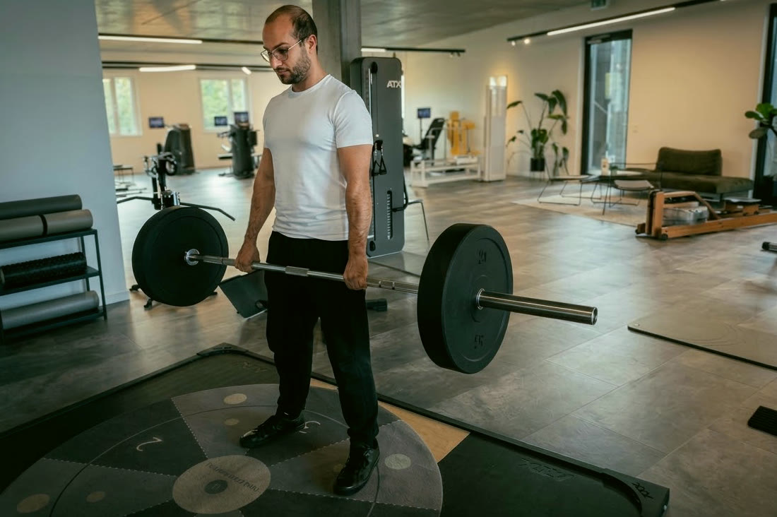 Robin Kraus beim Kreuzheben in einem hellen Trainingsraum